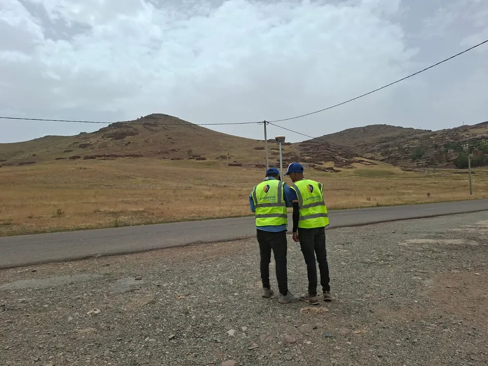 Deux techniciens LMGS en levé GNSS sur le site d’Oukaimeden